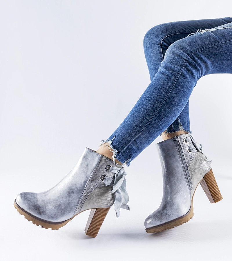 Srebrne botki na słupku