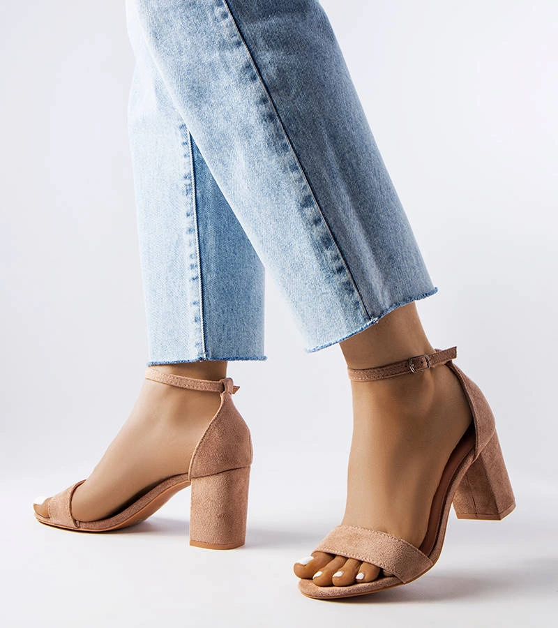 Beżowy sandałki na niskim słupku