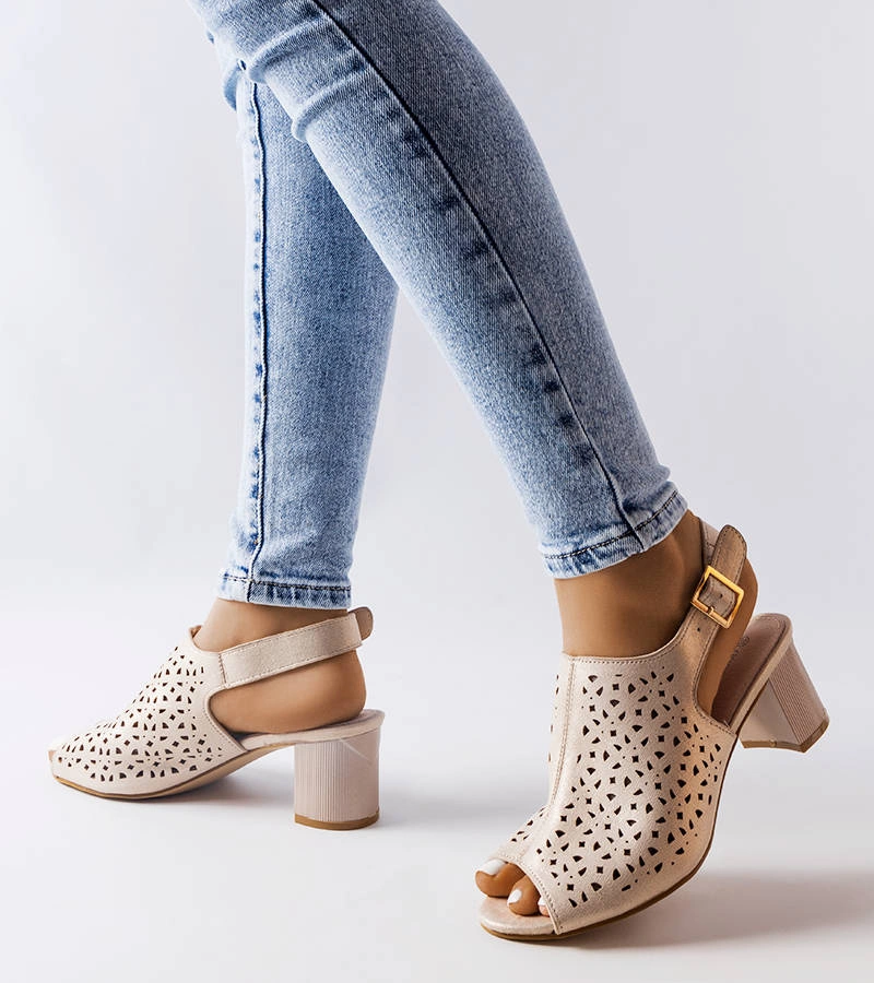 Różowe eleganckie sandały na słupku