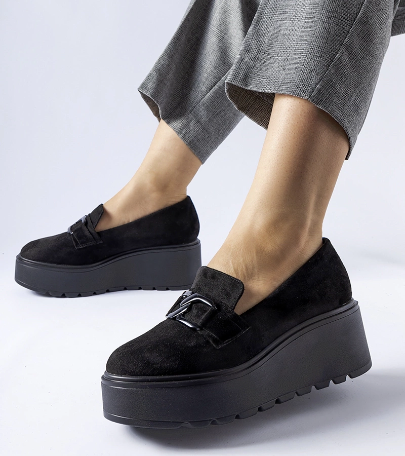 Czarne mokasyny na platformie ze skórzaną wkładką