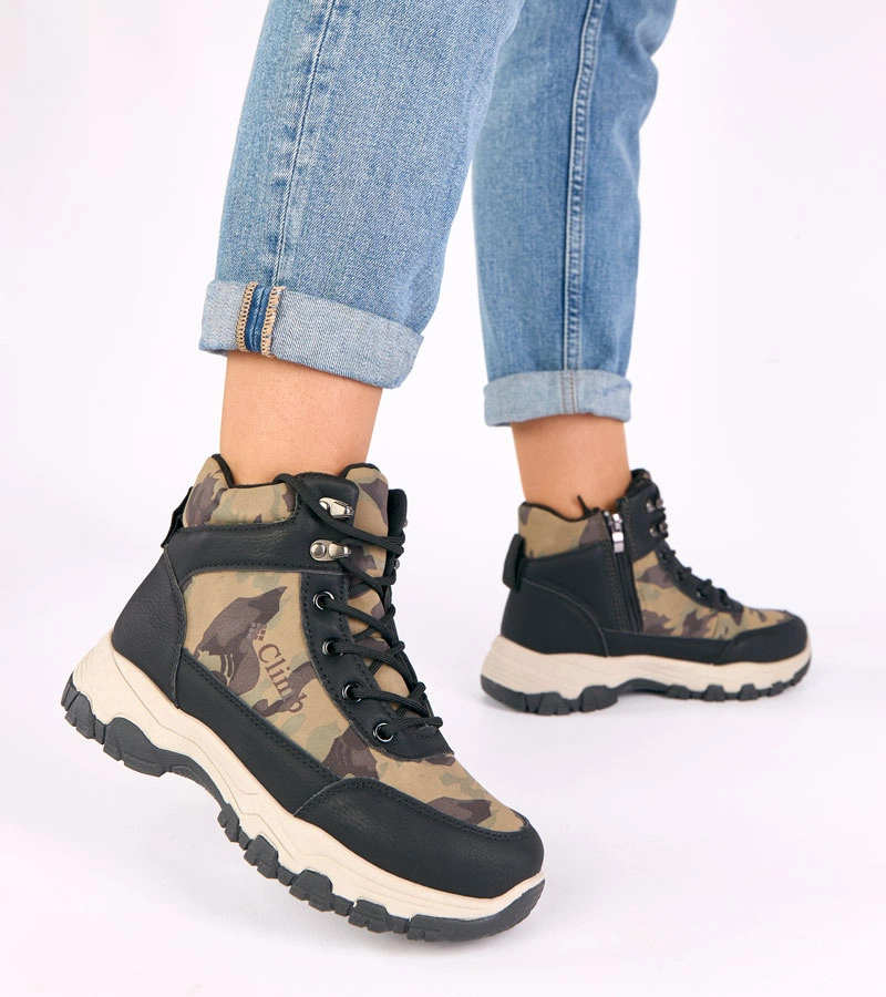 Hers Czarne trapery na platformie z motywem moro