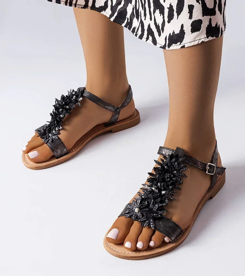Czarne sandały zdobione kwiatami i metalicznym wykończeniem