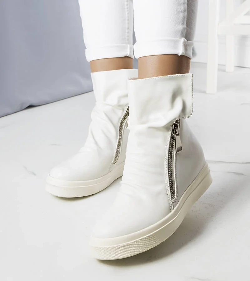Białe botki na koturnie