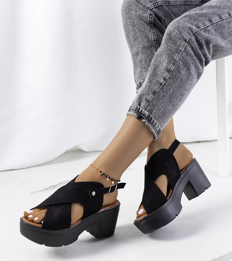 Czerwone sandałki na platformie