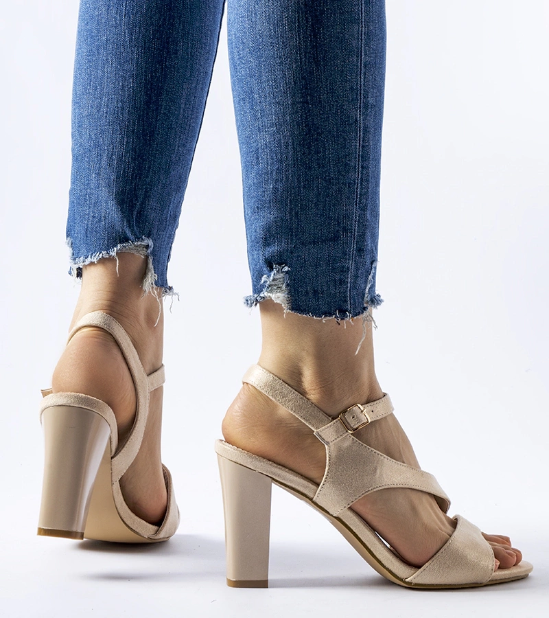Beżowe sandały na słupku