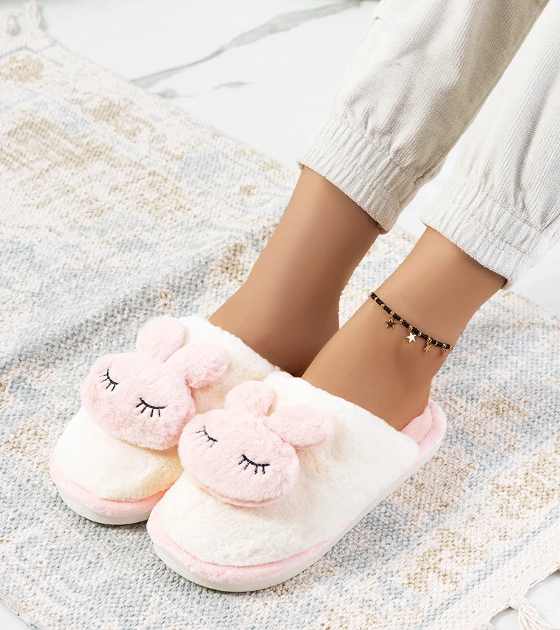 Różowe puchate kapcie