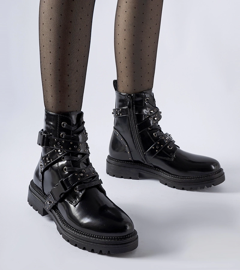 Czarne lakierowane botki z ćwiekami