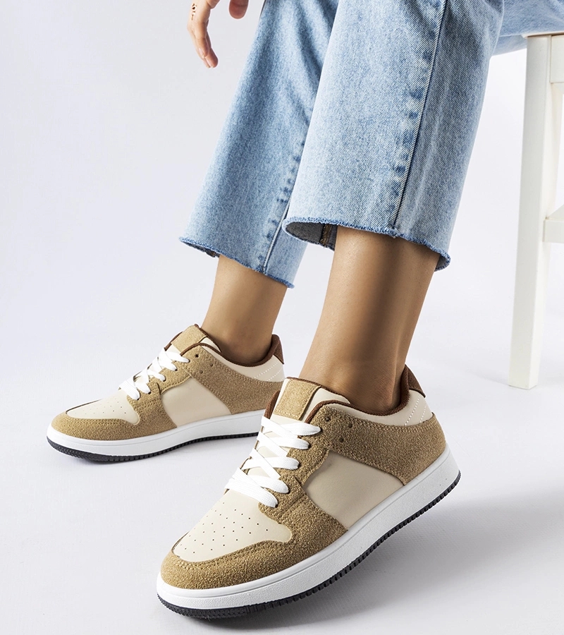 Beżowe sneakersy z ozdobną cholewką