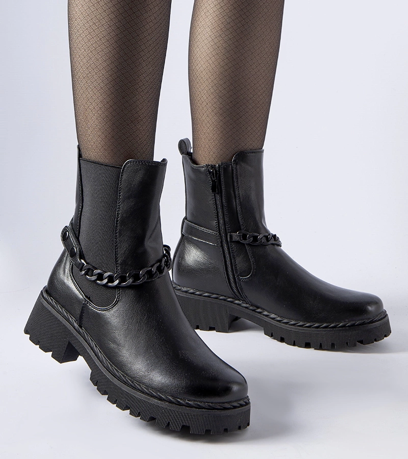 Czarne botki ocieplane z łańcuchem