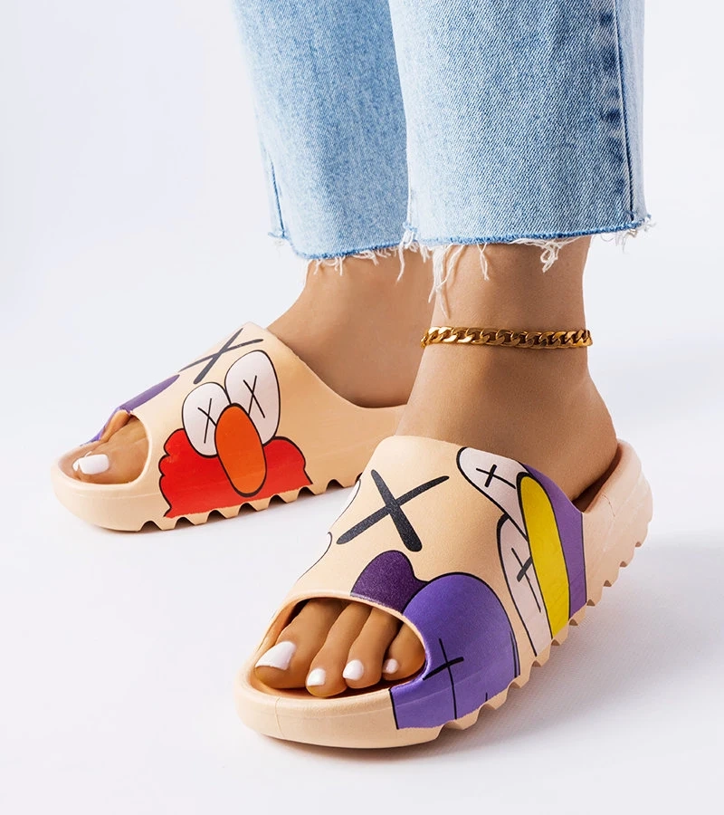 Ciemnobeżowe klapki gumowe ozdobione nadrukami