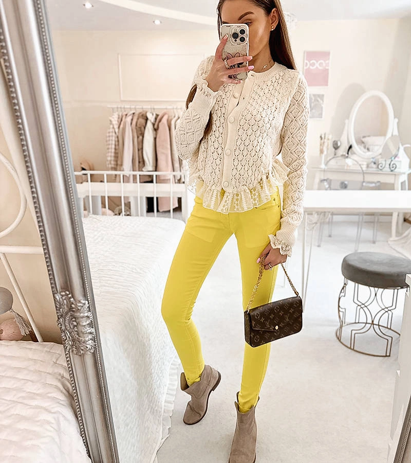 Żółte elastyczne spodnie materiałowe