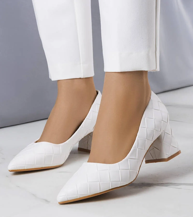 Białe czółenka na słupku