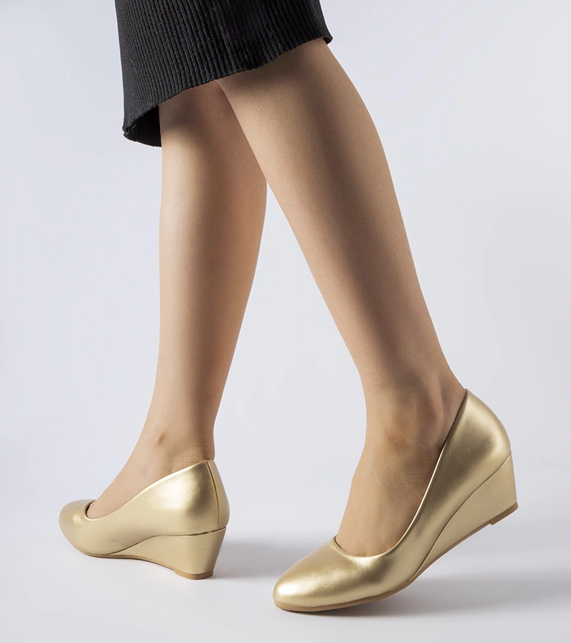 Złote baleriny na niskim koturnie