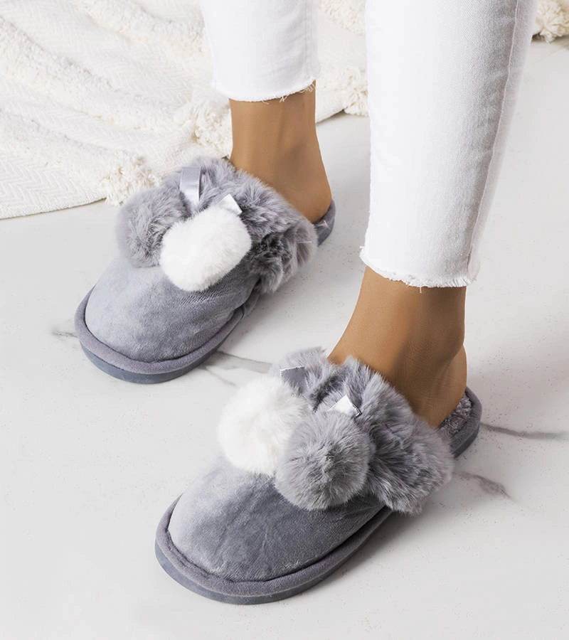 Szare puchate kapcie z pomponami