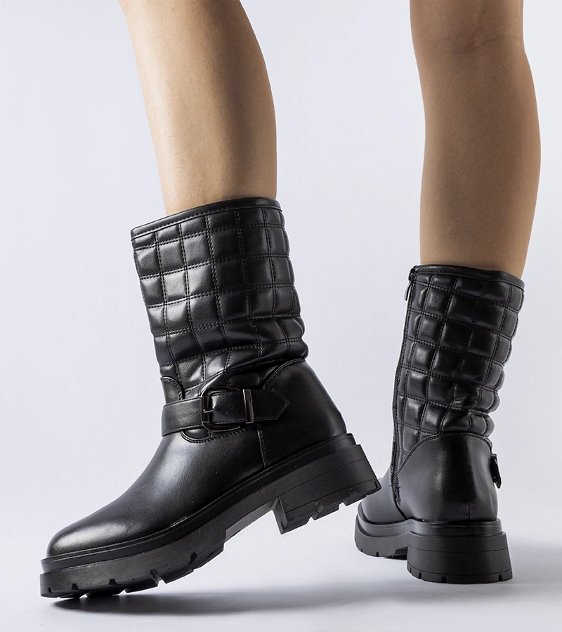 Czarne płaskie botki z pikowaną cholewką