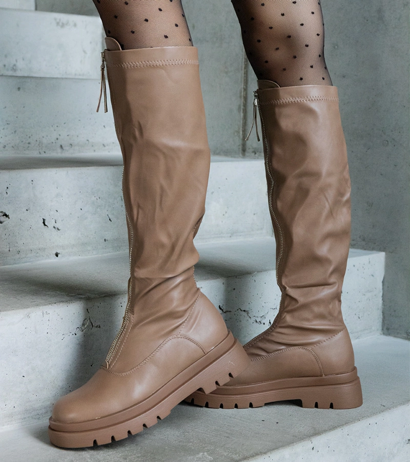 Brązowe kozaki z eko skóry na płaskim obcasie zdobione zamkiem