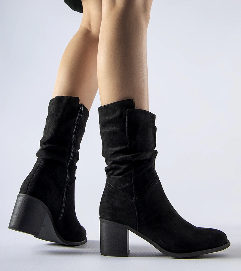 Czarne ocieplane kowbojki na słupku