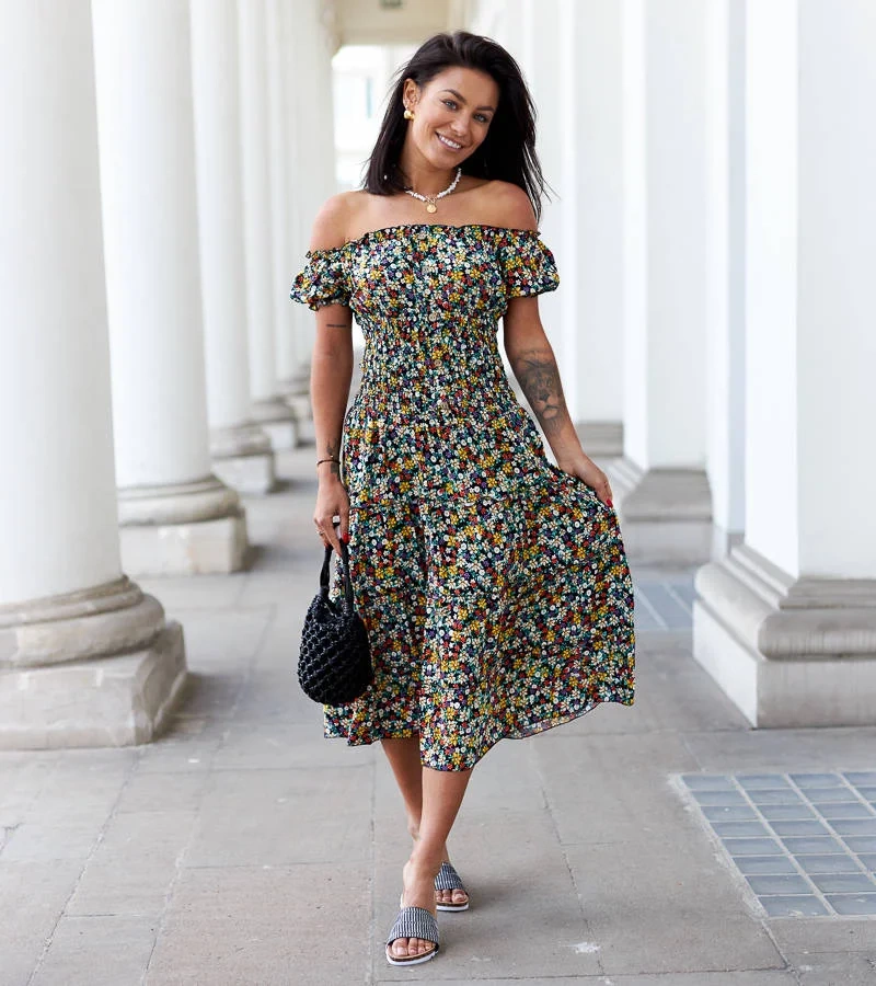 Czarna sukienka midi w kwiaty