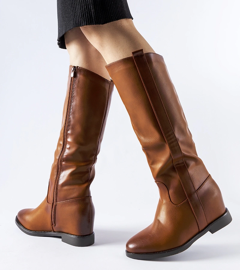 Brązowe kozaki na ukrytym koturnie