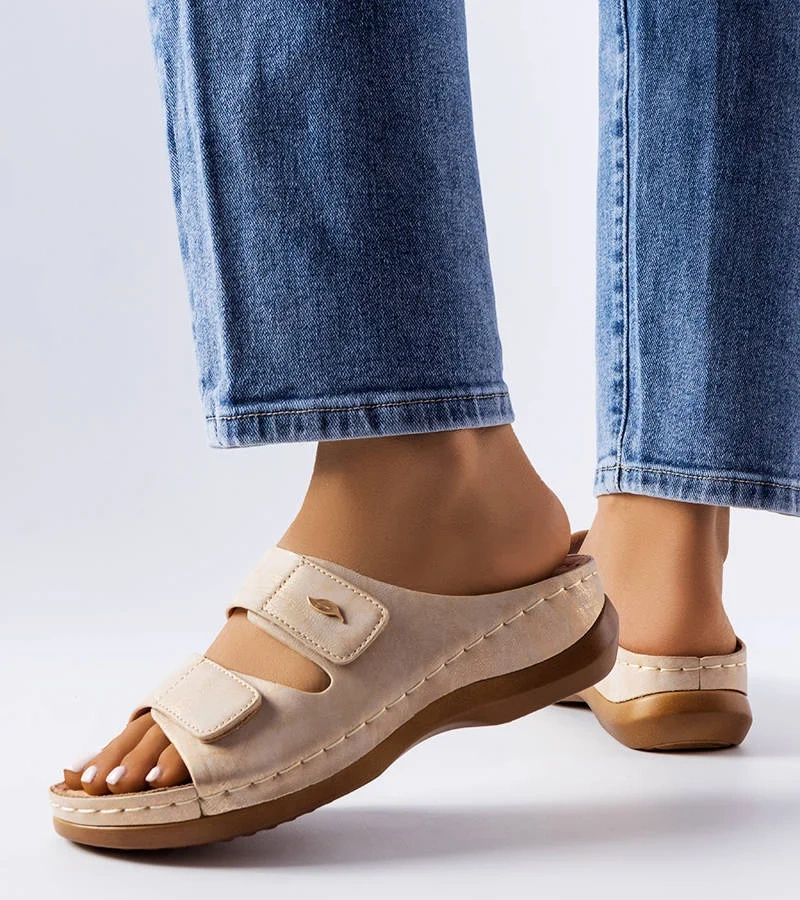 Beżowe klapki na koturnie