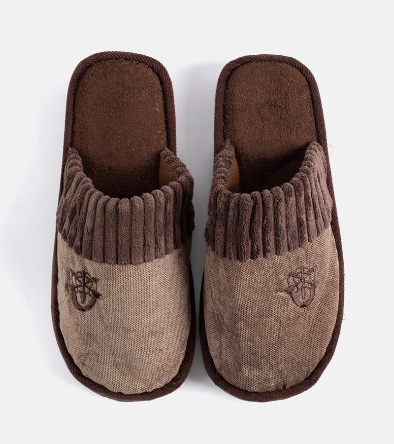 Brązowe ciepłe kapcie męskie