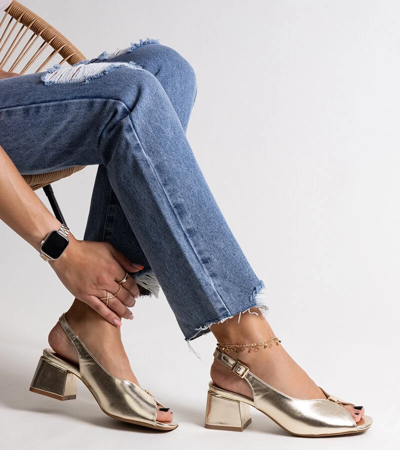 Złote sandały na klocku