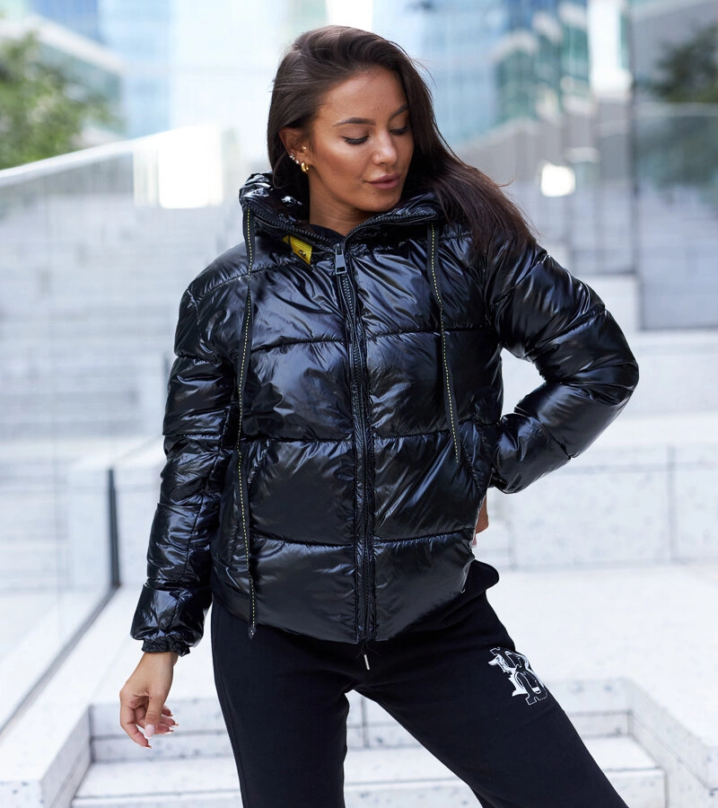 Czarna kurtka ze ściągaczem w kapturze