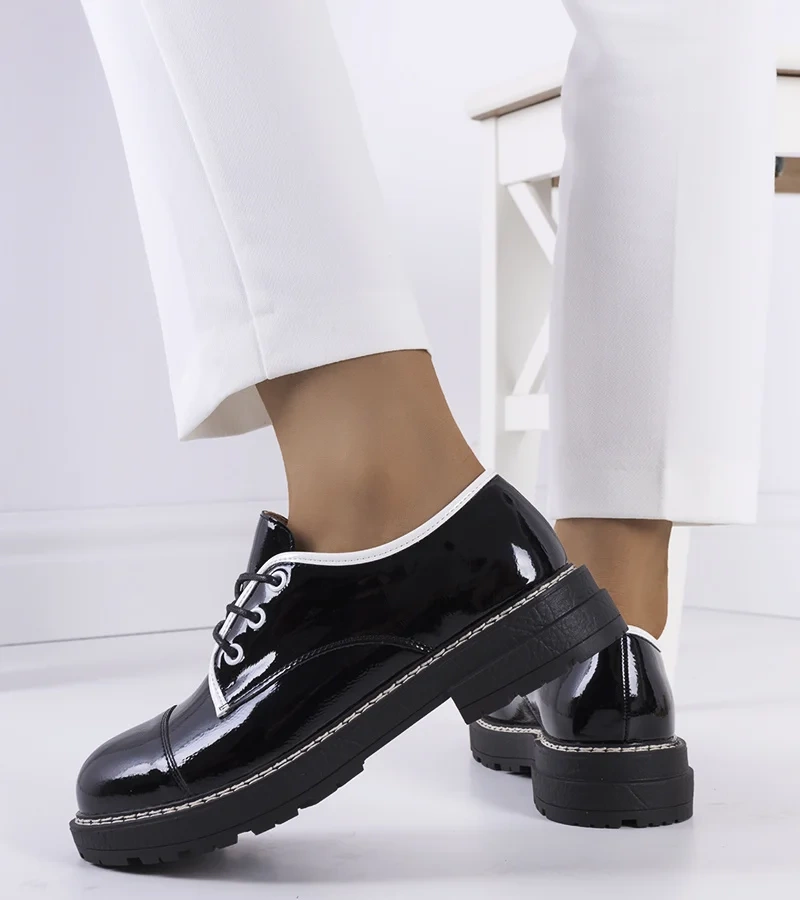 Czarne lakierowane półbuty