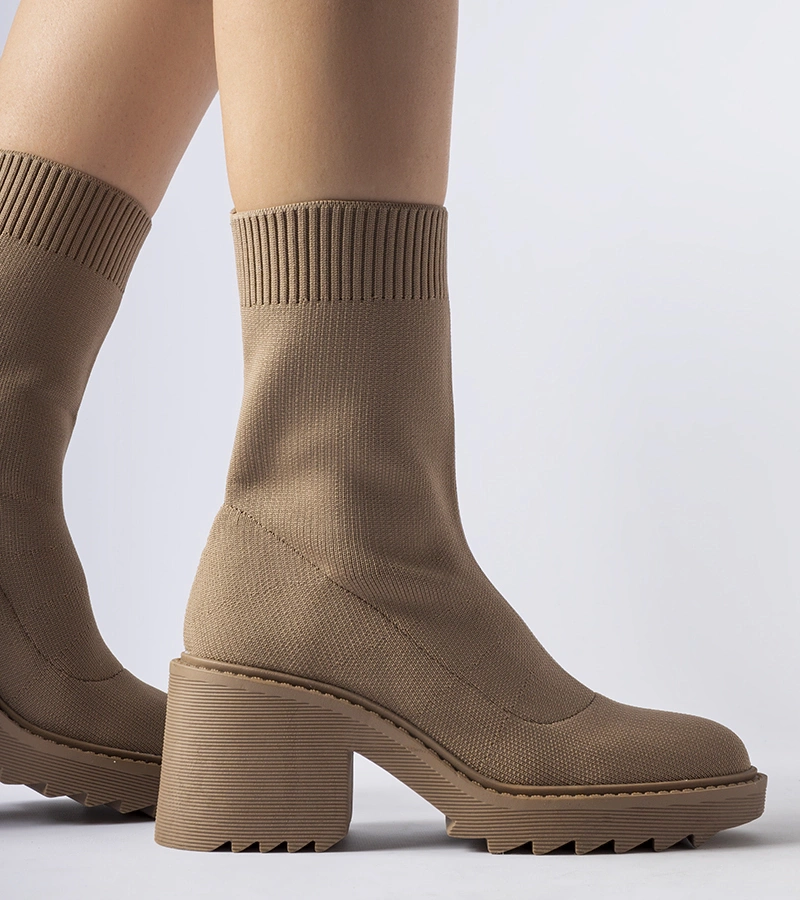 Ciemnobeżowe botki z elastyczną cholewką