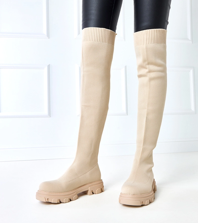 Długie beżowe kozaki materiałowe na platformie