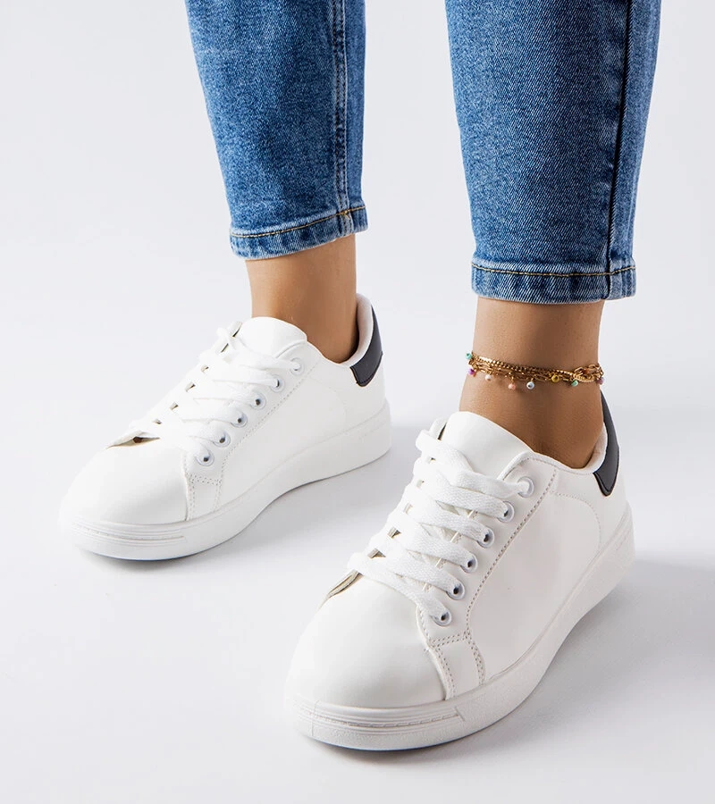 Białe tenisówki z czarną wstawką