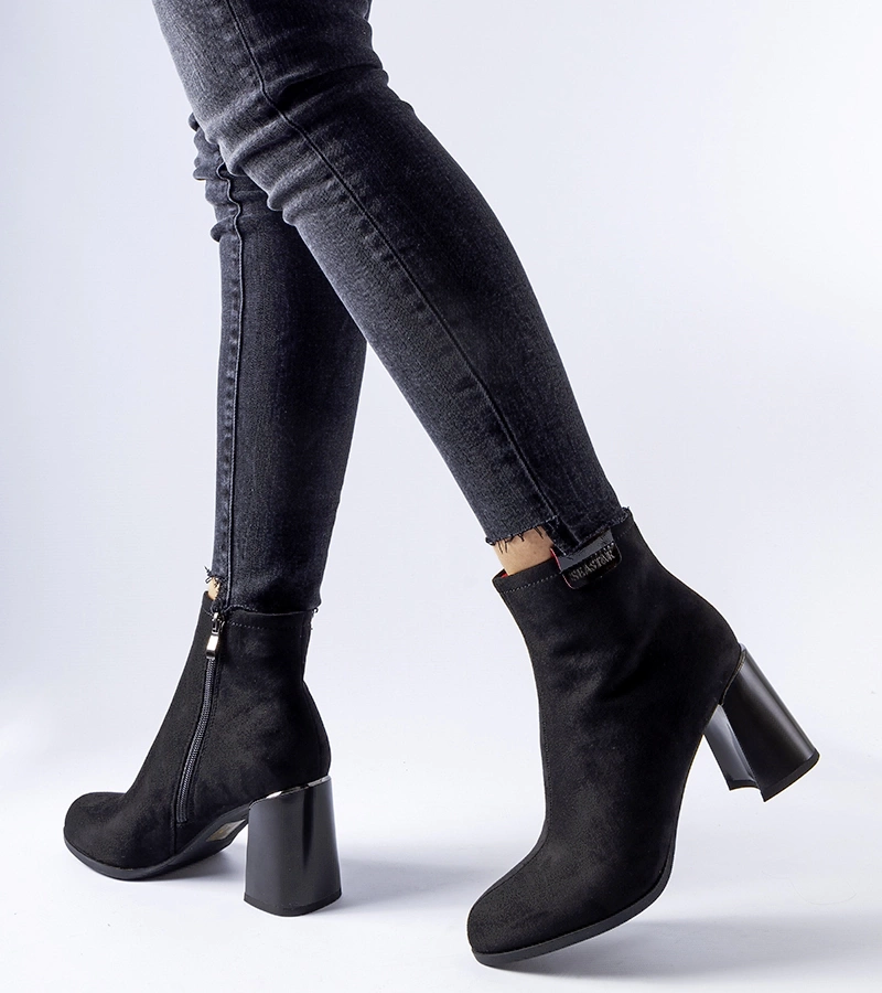 Czarne eleganckie botki na słupku eko-zamsz