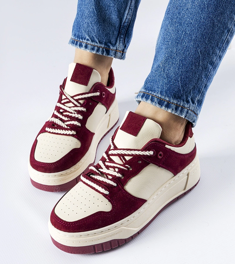 Bordowe sneakersy na platformie