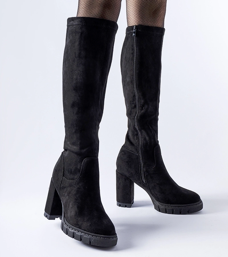 Czarne kozaki na słupku z widocznym protektorem