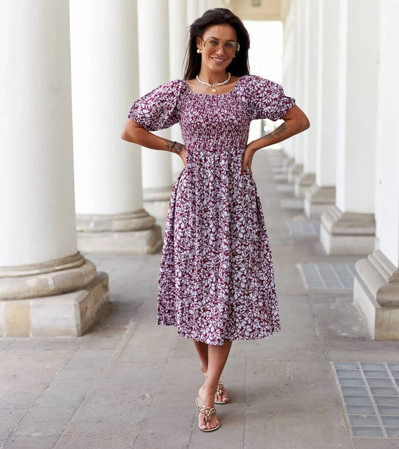 Czerwona sukienka midi w kwiaty