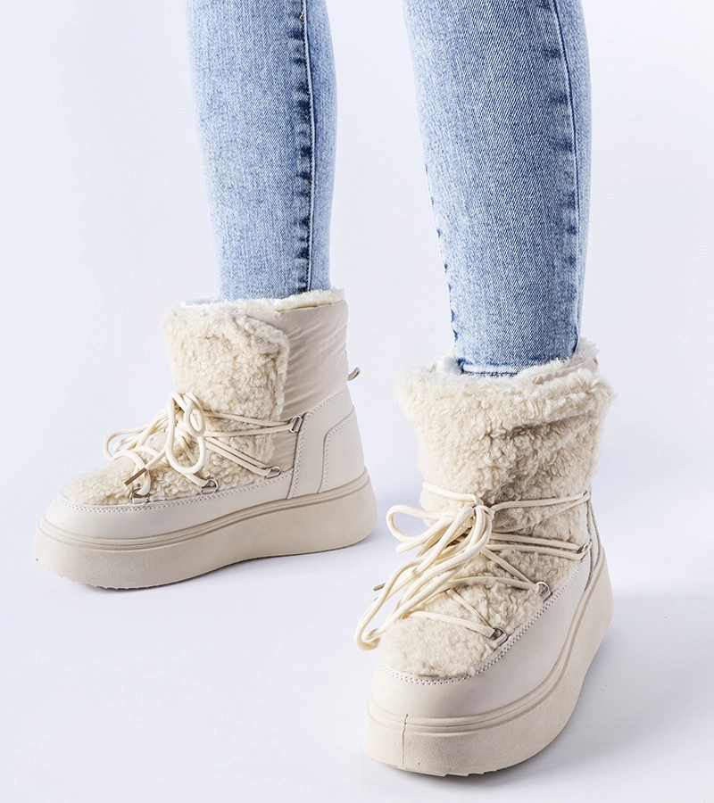 Beżowe śniegowce na masywnej platformie