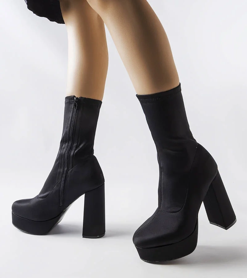 Czarne satynowe botki  na masywnym słupku