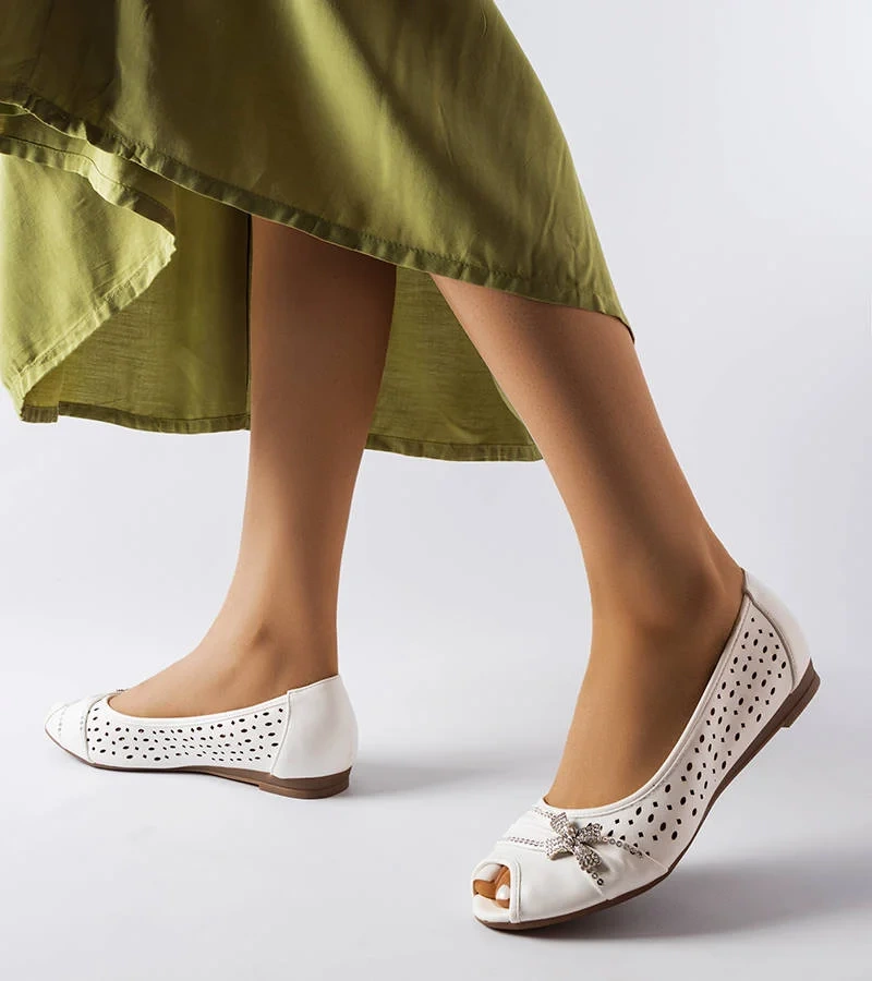 Białe ażurowe balerinki bez noska