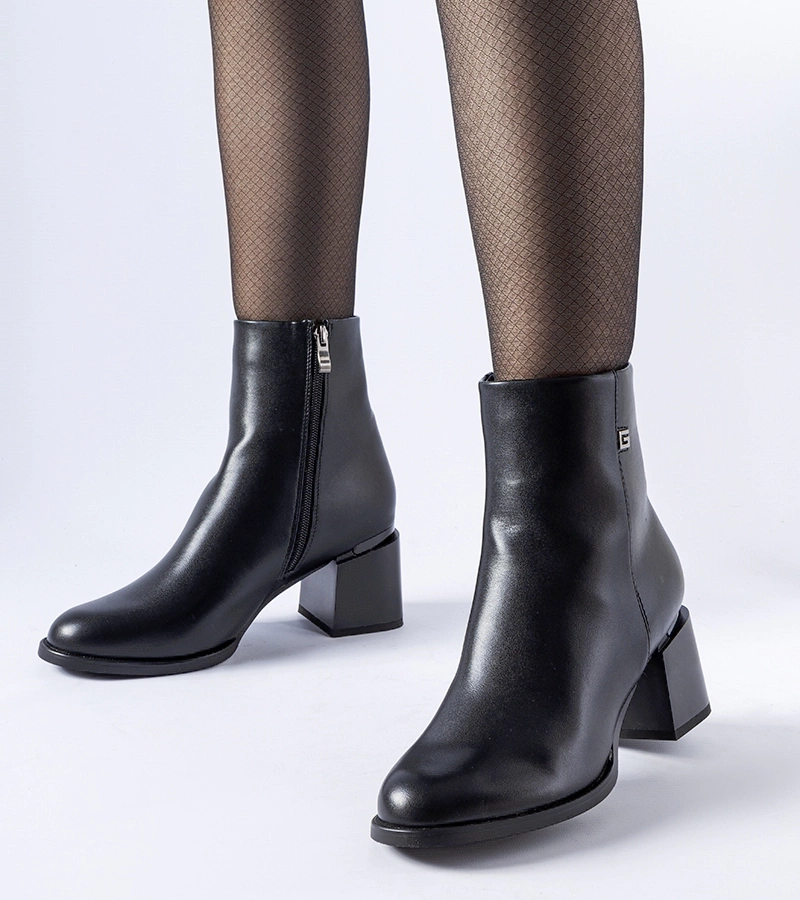 Czarne ocieplane botki na słupku