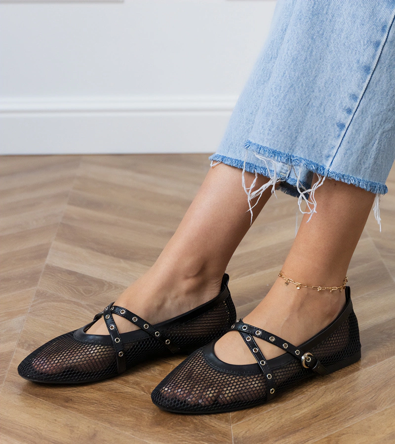 Hers Czarne balerinki siateczkowe z ozdobna sprzączką