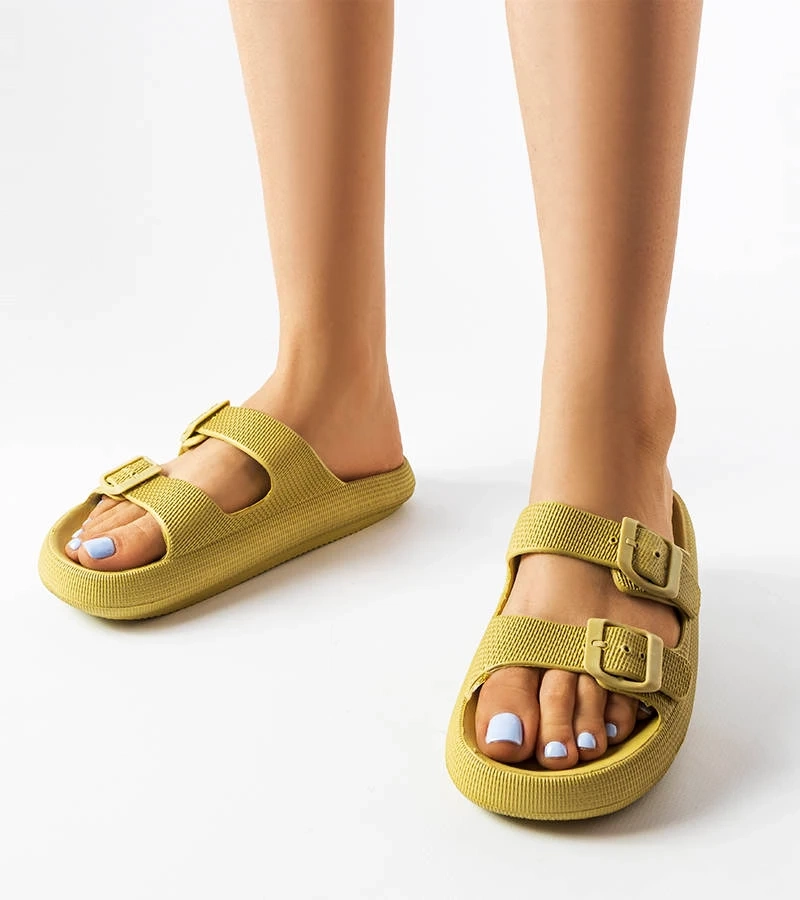 Zielone klapki zdobione klamerkami