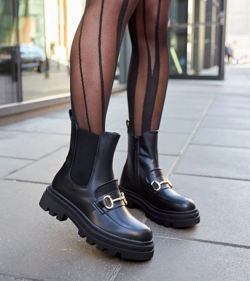 Czarne botki z widocznym protektorem