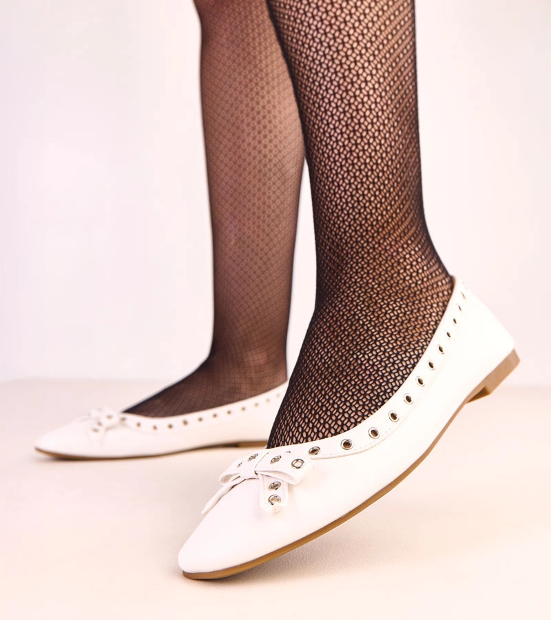 Hers Białe baleriny z ozdobnymi oczkami i kokardką