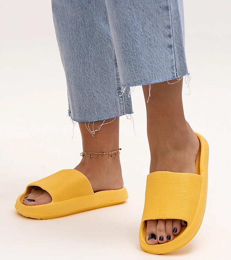 Żółte klapki piankowe