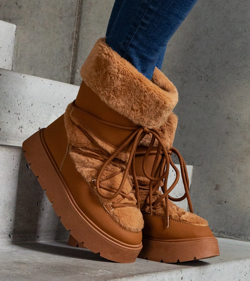 Brązowe ocieplane śniegowce sznurowane zdobione futerkiem