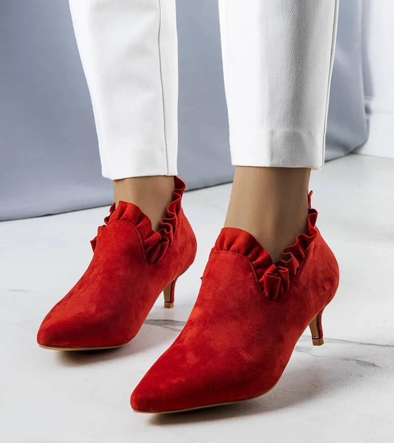 Czerwone czółenka na szpilce