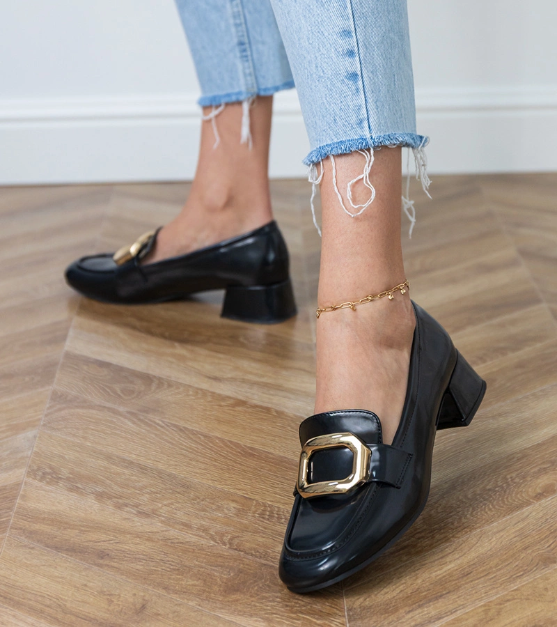 Hers Czarne półbuty damskie na niskim obcasie ze złotą ozdobą