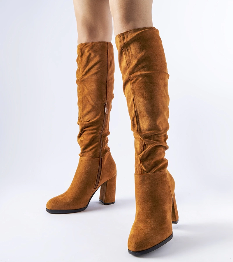 Brązowe marszczone kozaki na słupku