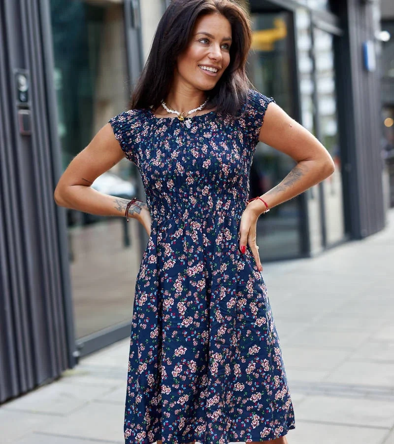 Niebieska kwiecista sukienka hiszpanka