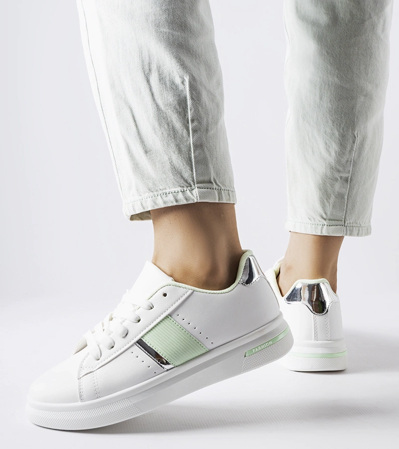 Białe sportowe buty z miętowymi dodatkami